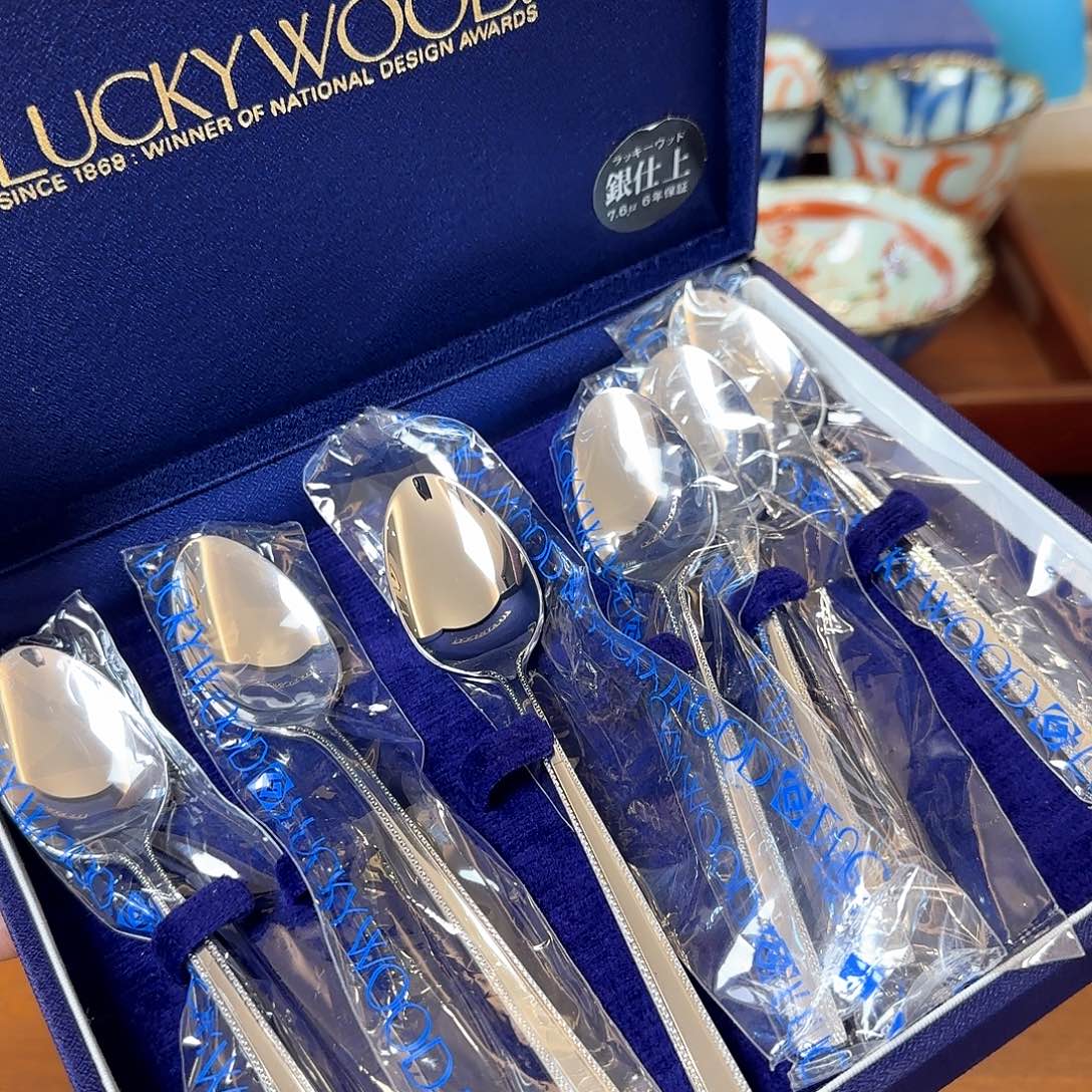 在家门口看到他俩小孩