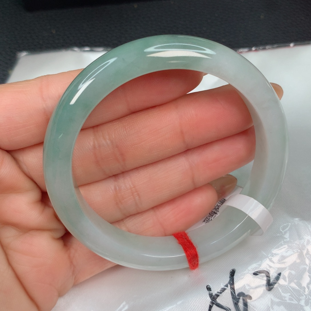 翡翠手镯未镶嵌………..