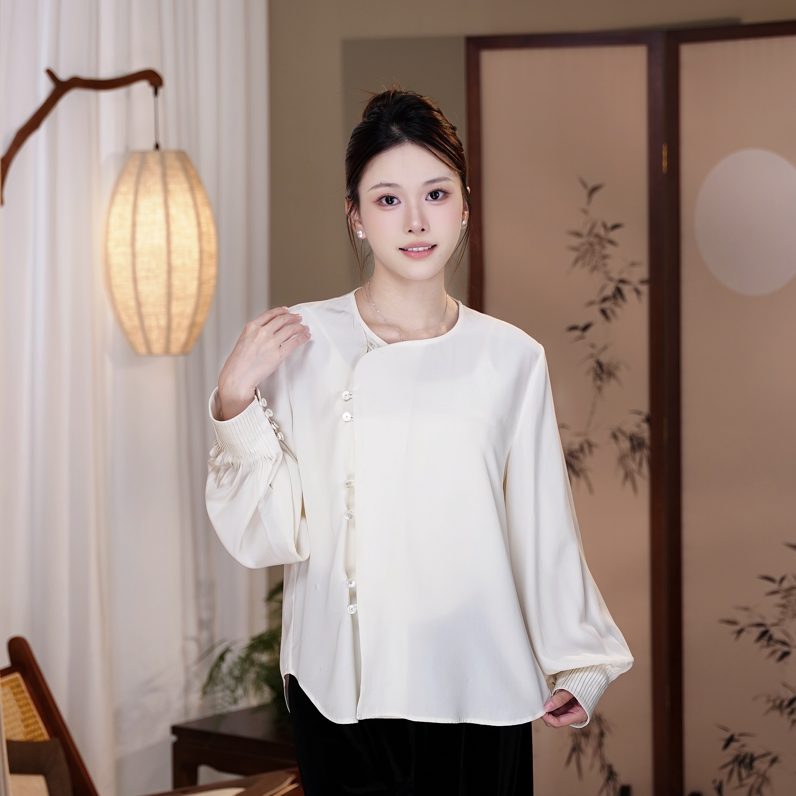 〘贝母雅衫〙桑蚕丝斜襟内搭深海贝母扣灯笼袖设计优雅知性百搭衬衣