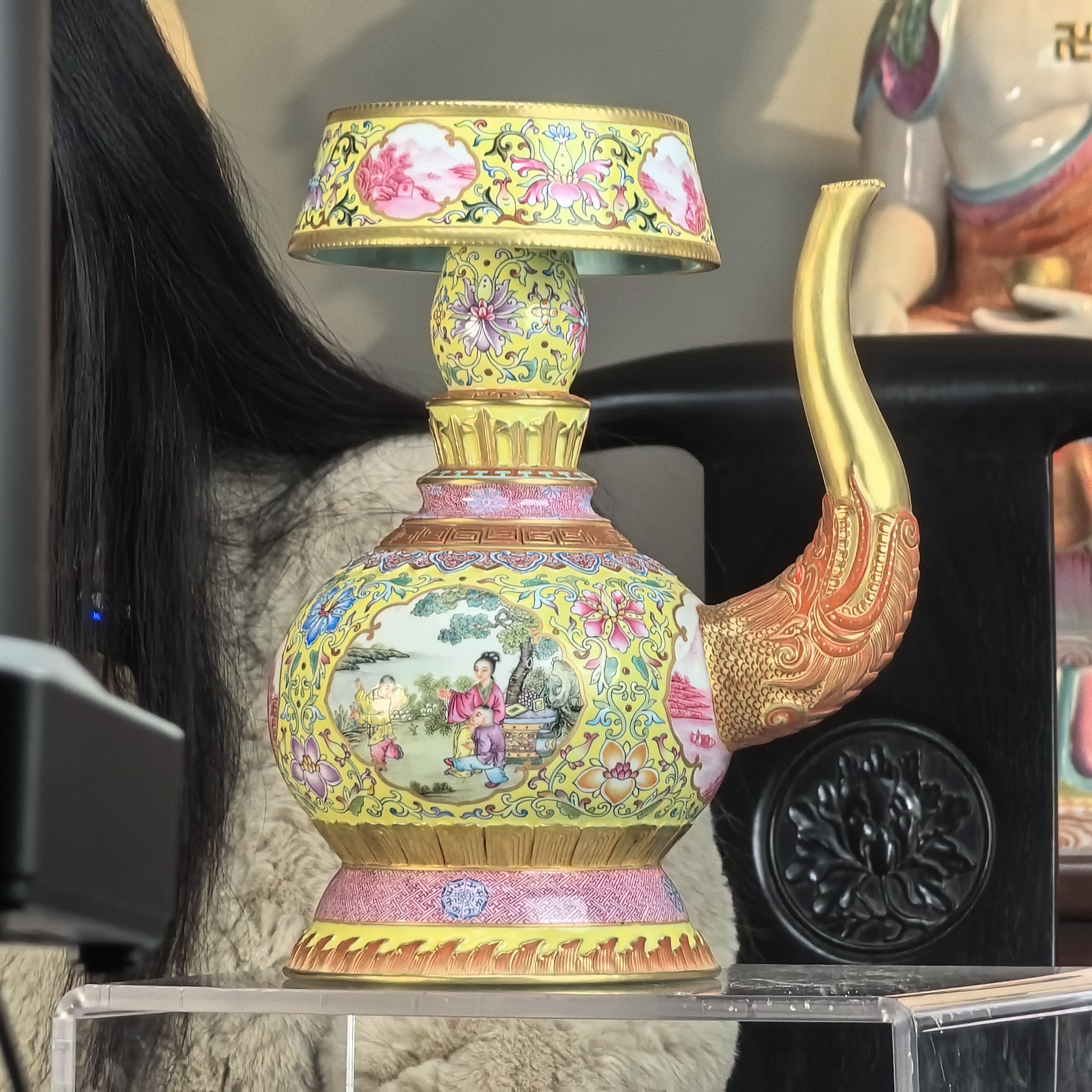 清 珐琅彩黄釉花卉人物故事开窗喷巴壶