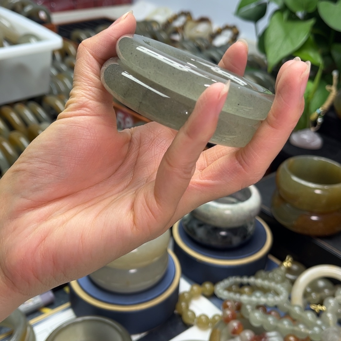 娜****石英质玉未镶嵌手镯