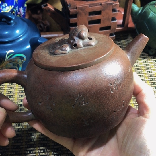 紫砂茶壶原矿泥料手工制作的紫砂壶。