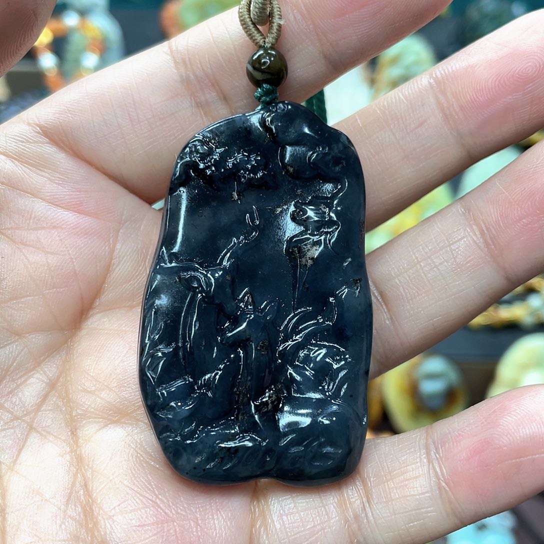 蛇纹石玉颈饰未镶嵌