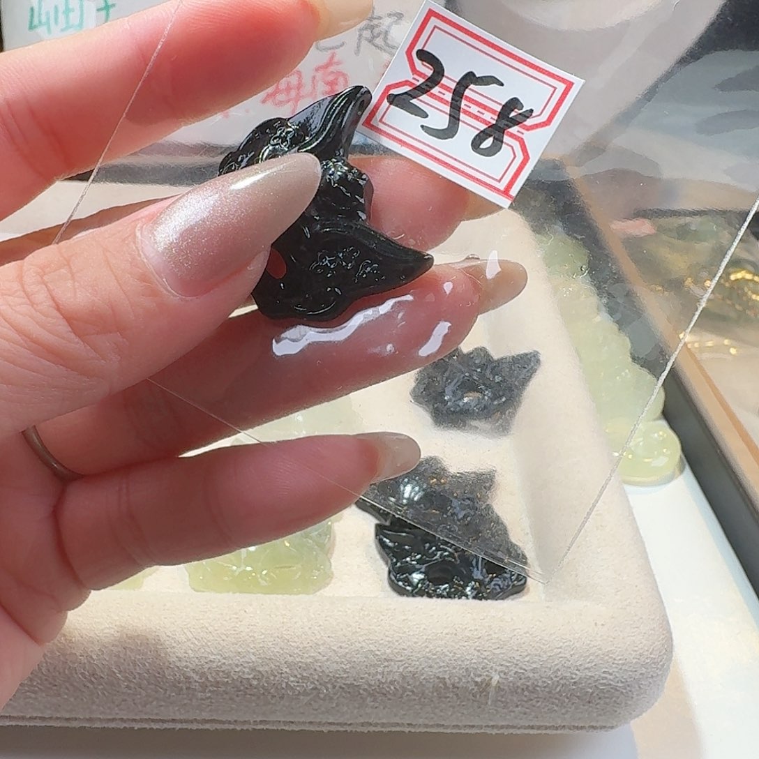 蛇纹石玉颈饰合金精美礼品