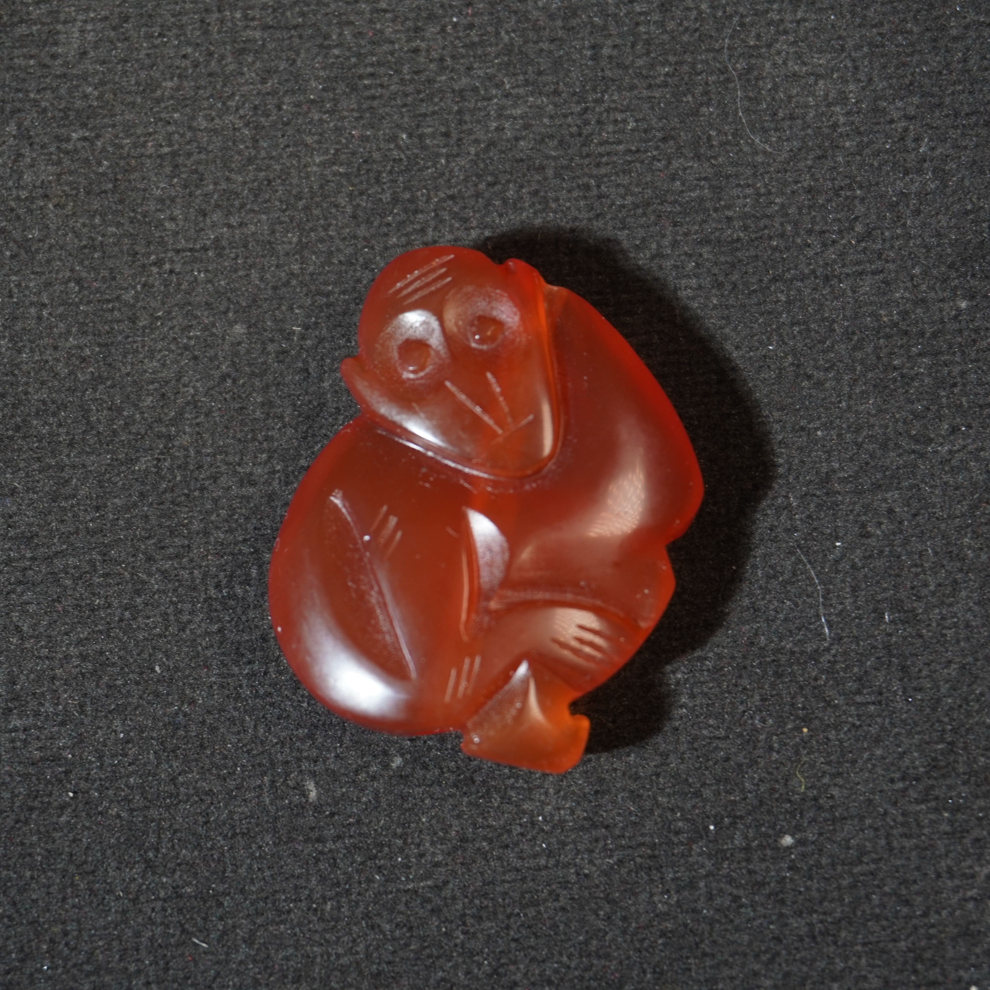 9SE336  清  玛瑙灵猴挂件