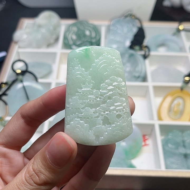 翡翠颈饰未镶嵌破****章翡翠