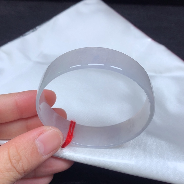 翡翠手镯未镶嵌。