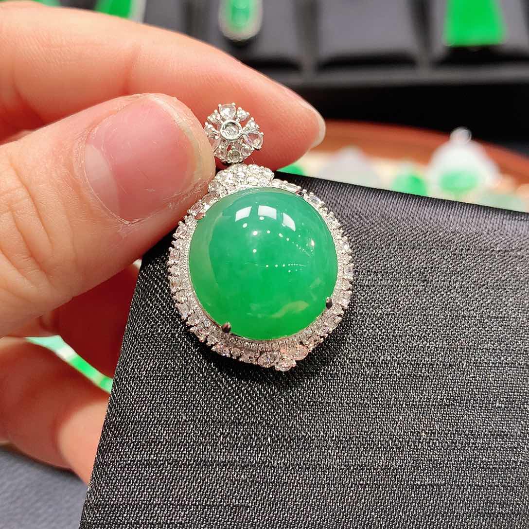 翡翠颈饰18K金镶嵌蛋面