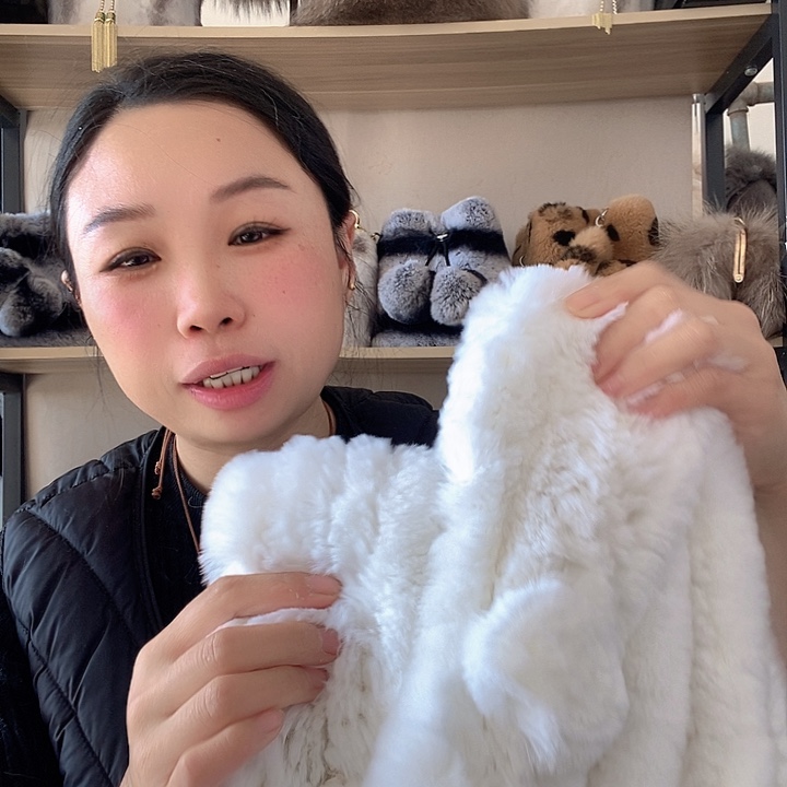 白色围巾随意搭兔毛