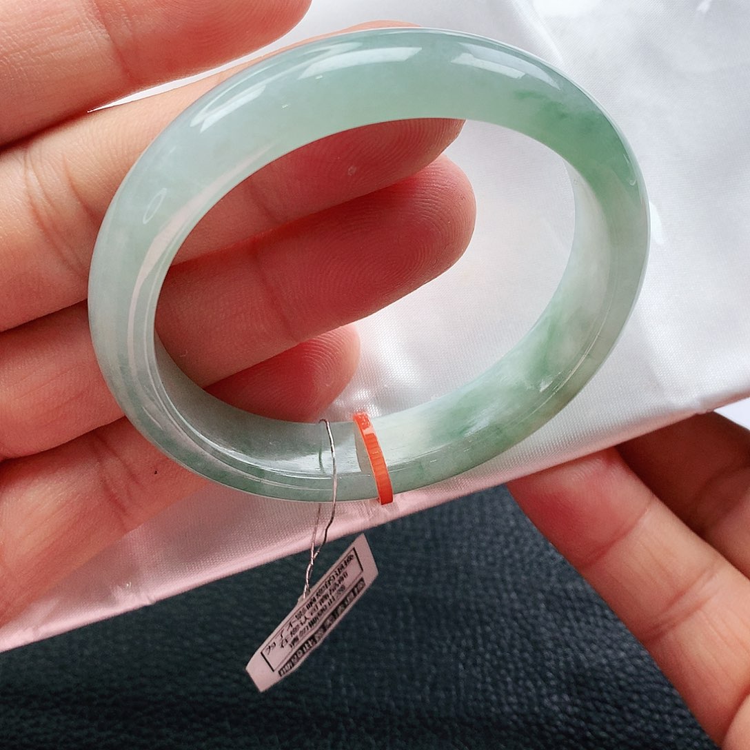 翡翠手镯未镶嵌一****?天然翡翠手镯