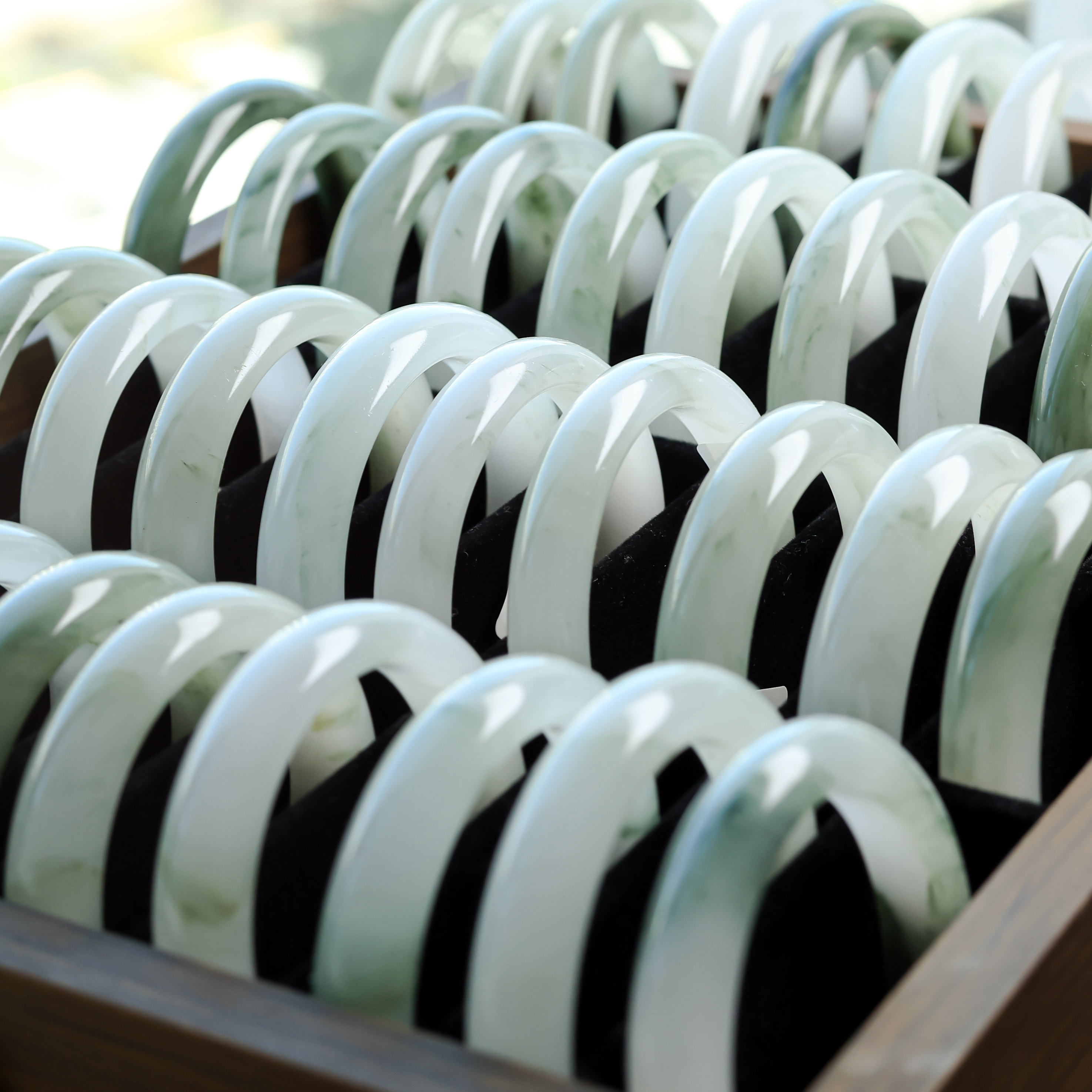 天山雪翠天气质然玉镯飘花玉手镯冰透金丝玉（多样性发其一）