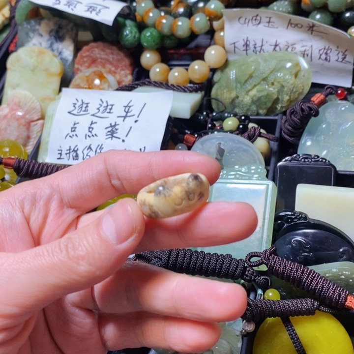 蛇纹石玉颈饰未镶嵌