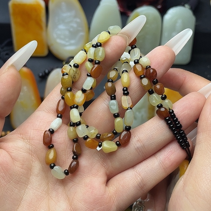 用****和田玉未镶嵌颈饰