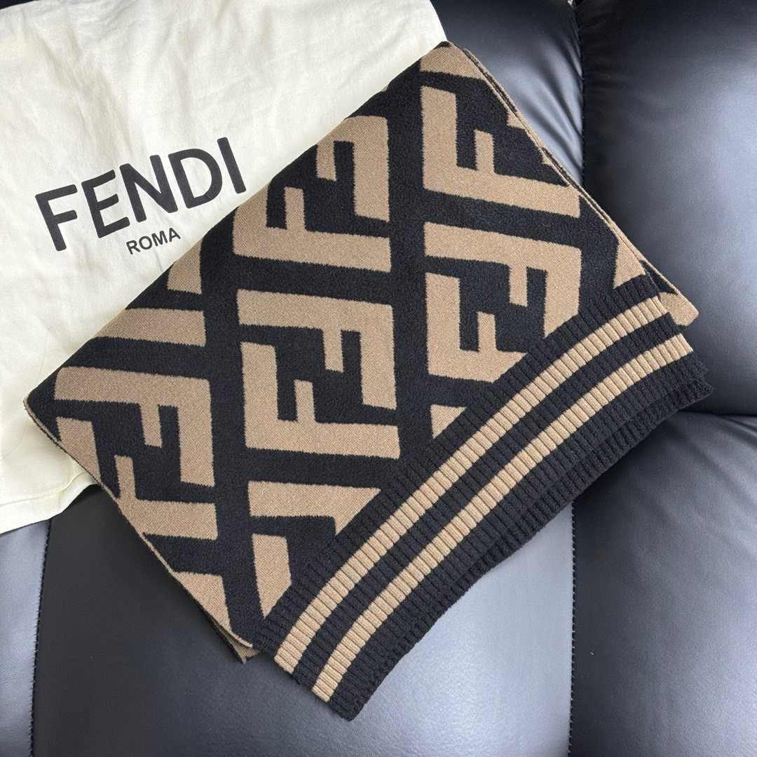 95新 FENDI/芬迪 Fendi 老花 羊毛 针织字母围巾/633056387