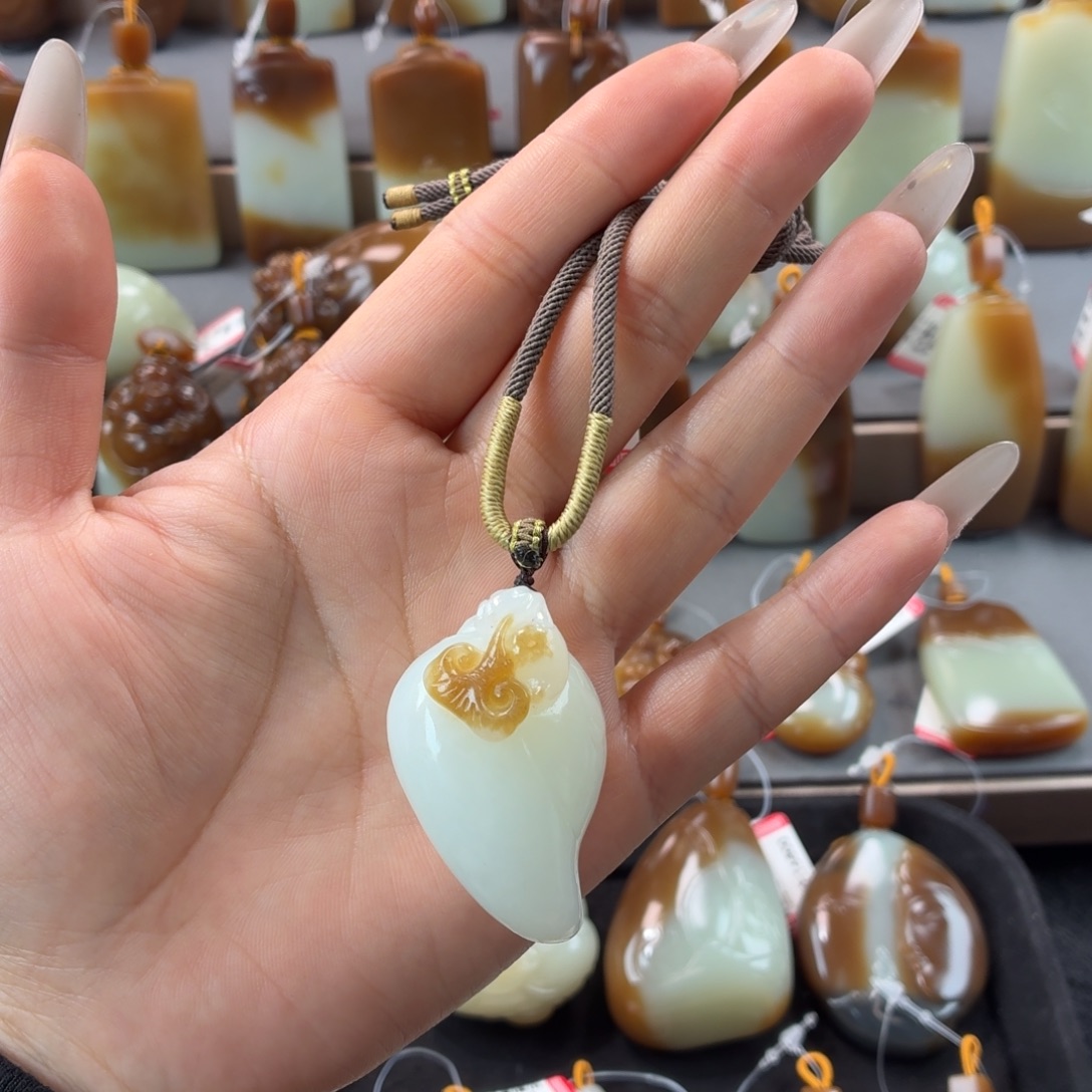 和田玉未镶嵌颈饰