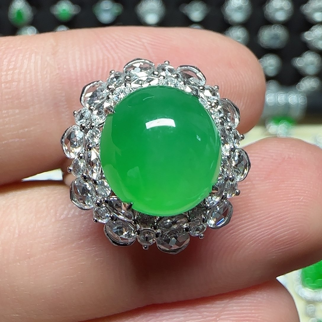 18K金镶嵌戒指翡翠蛋面戒指