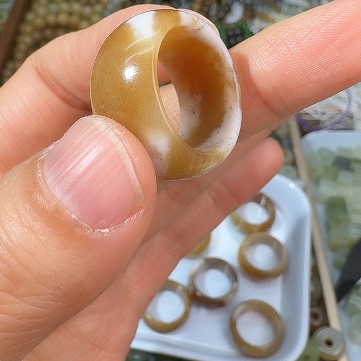 和田玉（糖玉）未镶嵌戒指18加内径牛扎