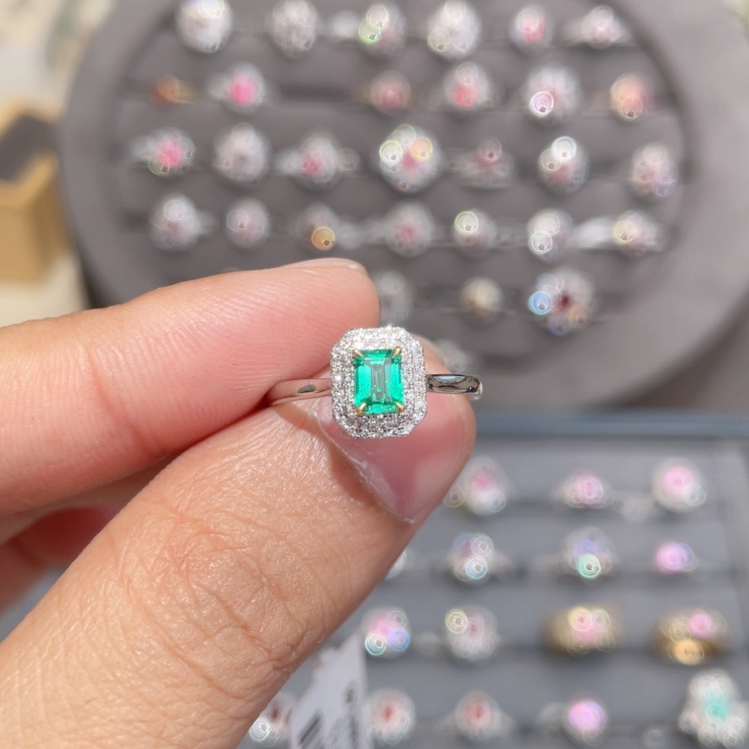 祖母绿戒指18K金镶嵌0.3ct 哥伦比亚
