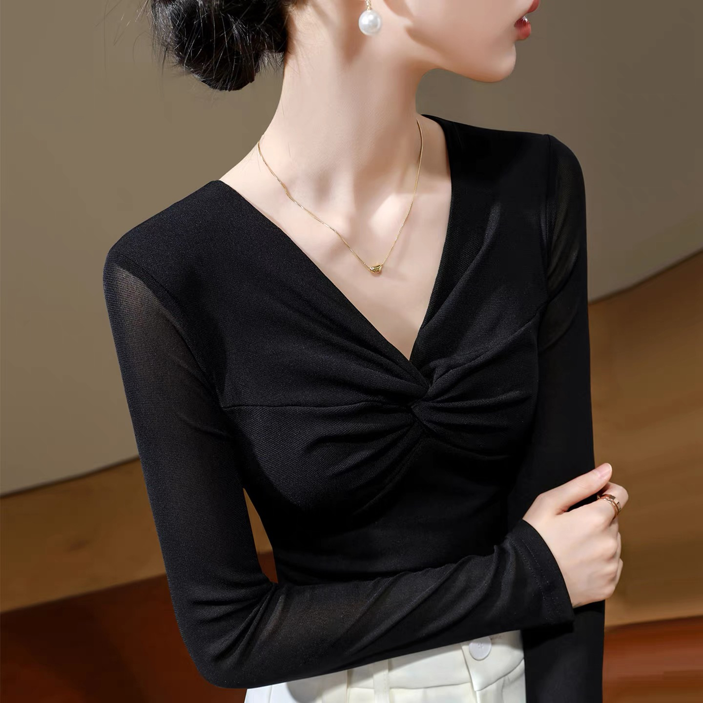 早秋薄款V领长袖网纱上衣女露锁骨性感修身显瘦内搭打底衫洋气