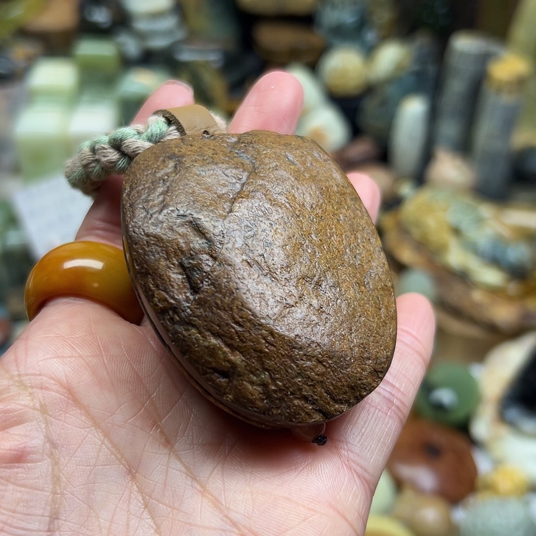 岫岩河磨玉（透闪石质玉）未镶嵌颈饰河磨玉富甲手玩