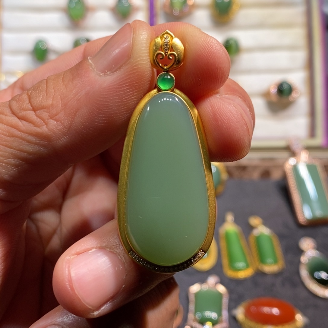和田玉（碧玉）吊坠(不含链)18K金镶嵌