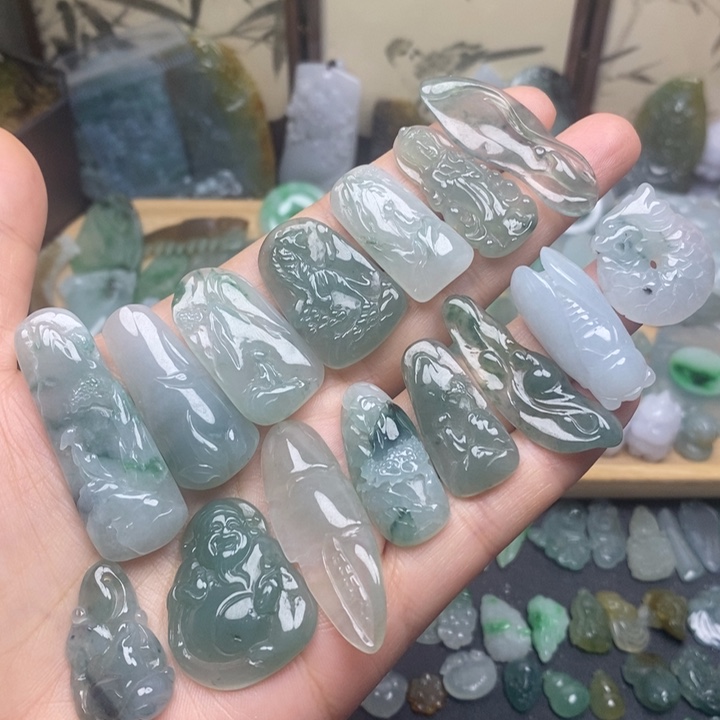 翡翠未镶嵌颈饰小牌子一个