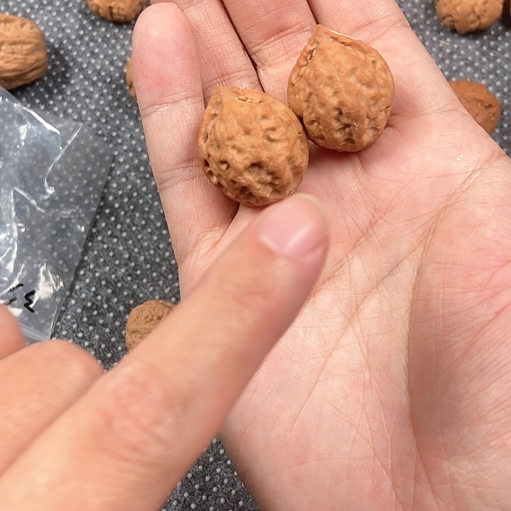 文玩核桃吊坠麒麟纹小鸡心