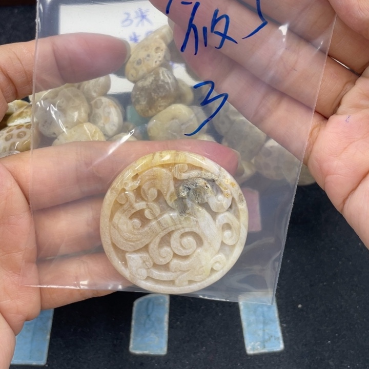 筱***5硅化珊瑚（珊瑚玉）合金颈饰