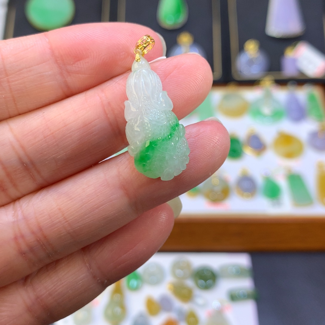 翡翠18K金镶嵌颈饰