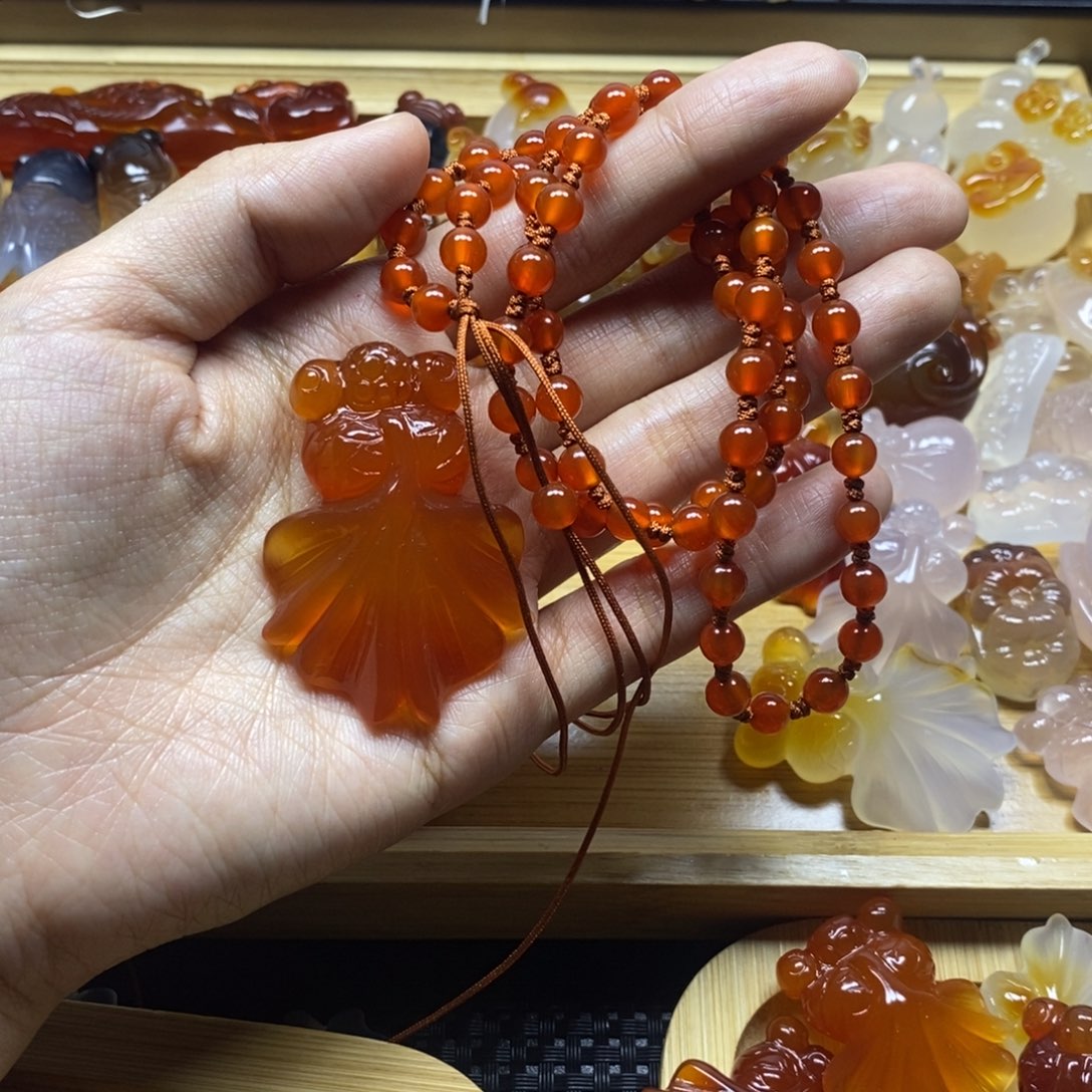 玛瑙/玉髓颈饰未镶嵌小**人