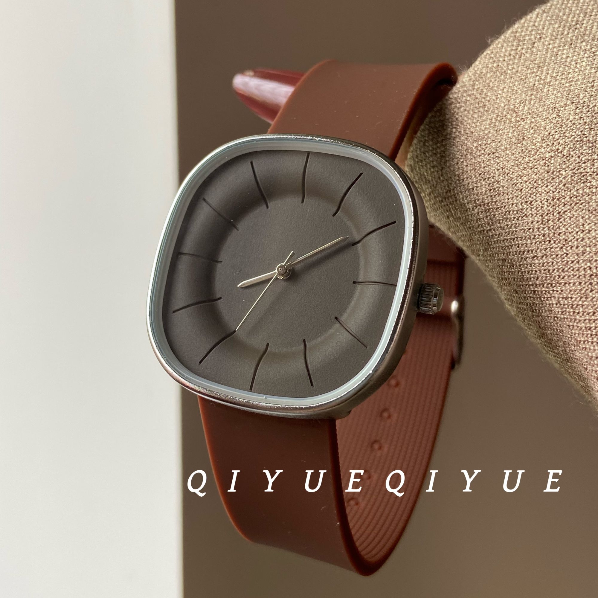 QIYUE 休闲《方圆盘》极简百搭通勤学生小众设计感石英女表