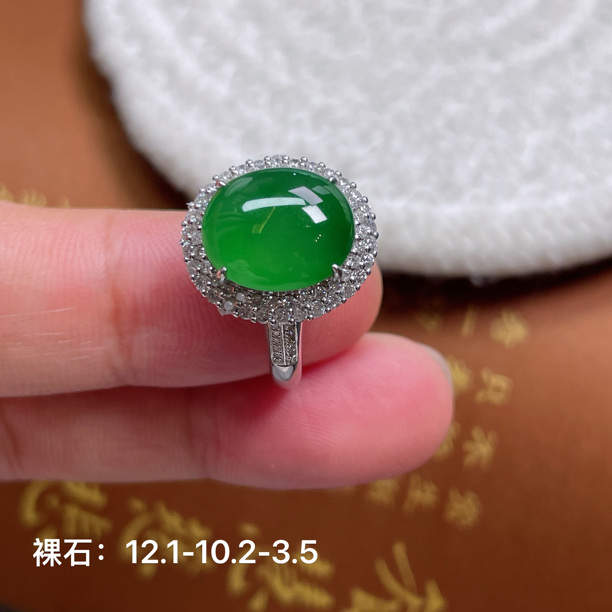 天然大鸽子蛋面冰种满绿色缅甸翡翠女款时尚简约戒指