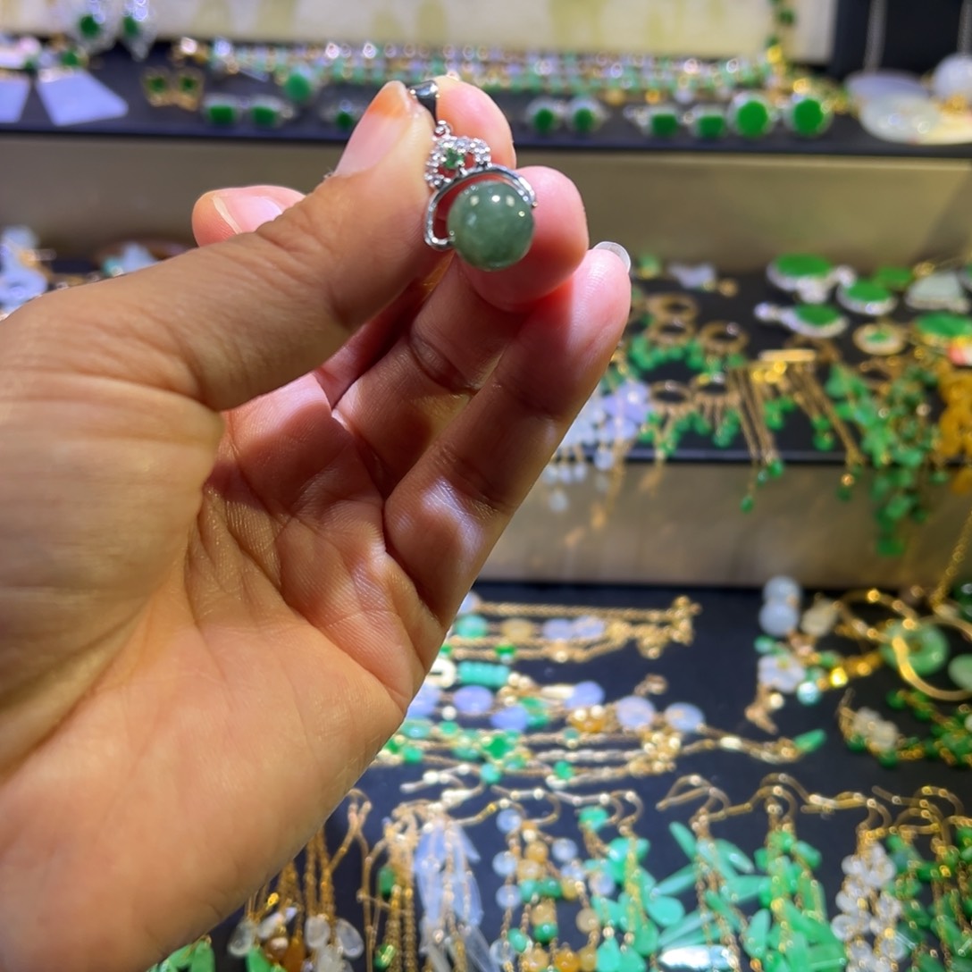 颈饰18K金镶嵌翡翠缅料