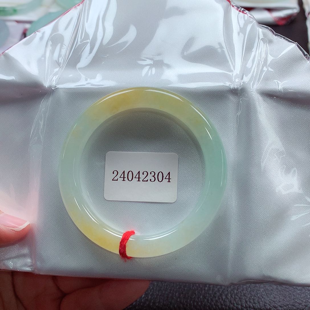 翡翠手镯（圆镯）未镶嵌天然A货翡翠手镯