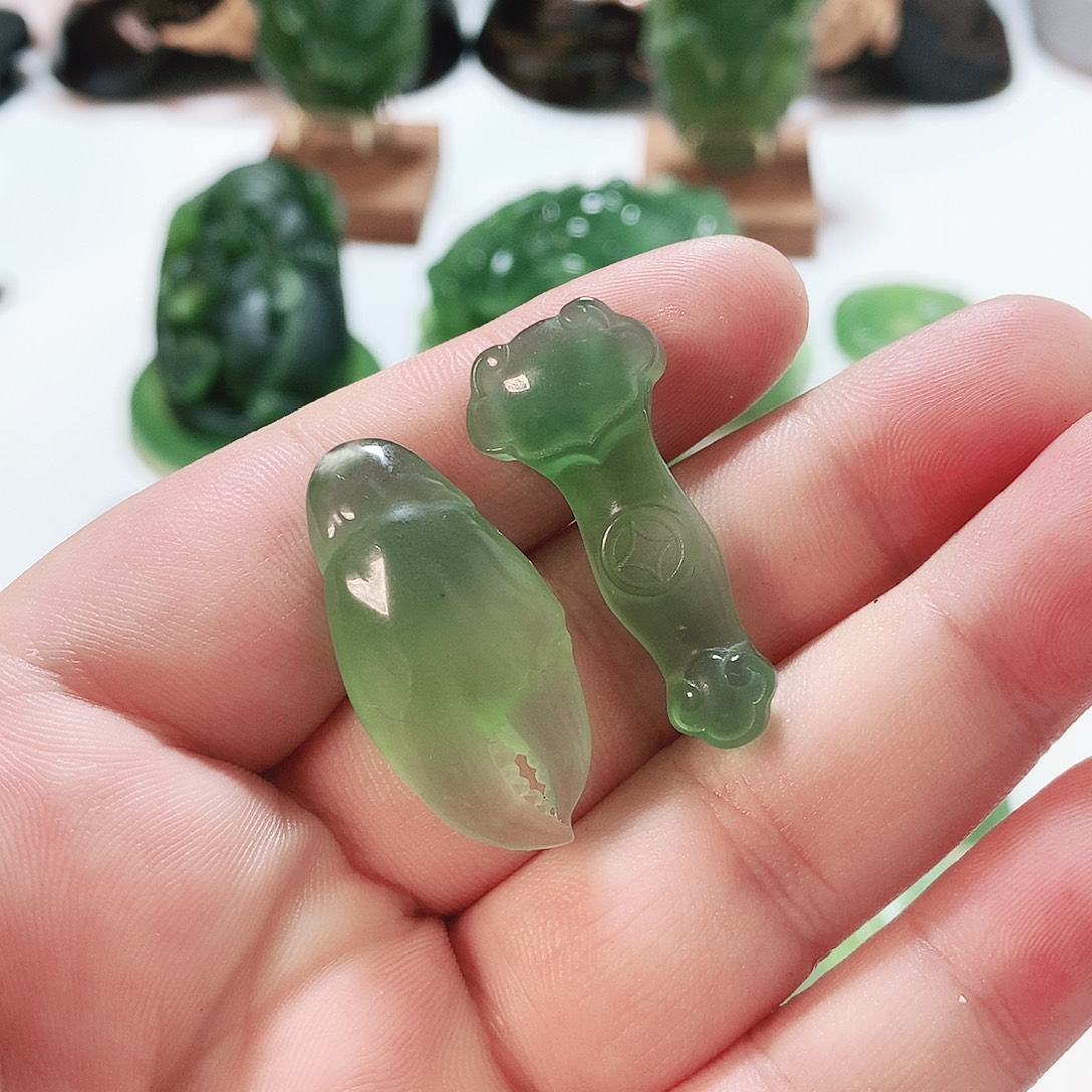 蛇纹石玉未镶嵌颈饰