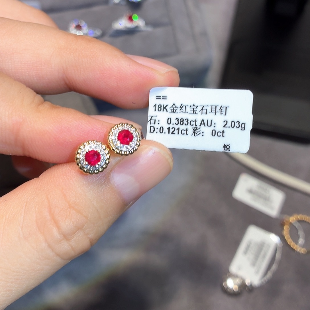 18K金镶嵌耳饰红宝石0.38