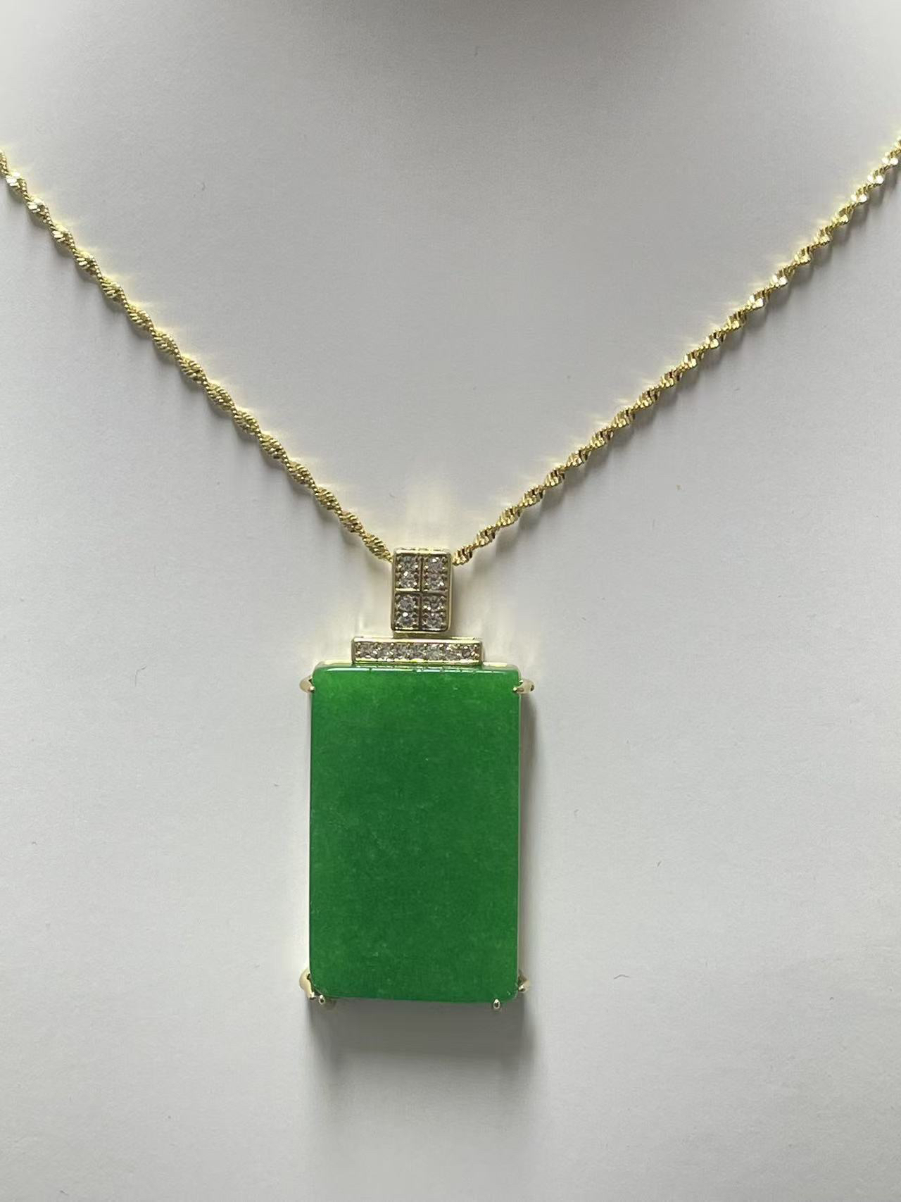 翡翠吊坠气质时尚