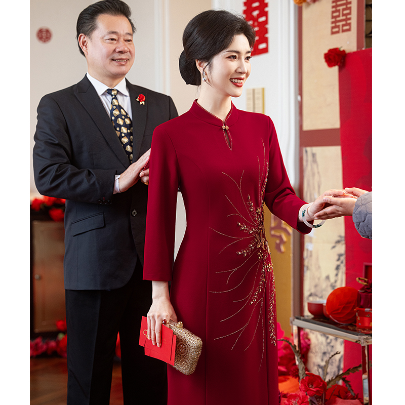 高端喜婆婆婚宴装2025新款高贵年轻款旗袍妈妈装酒红色礼服高级感