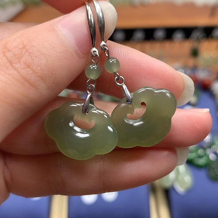 和田玉银S925镶嵌耳饰如意锁晴水色19.6左右