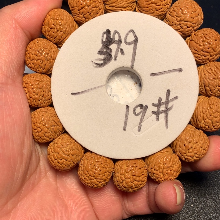 桃核吊坠19号楼间距咯