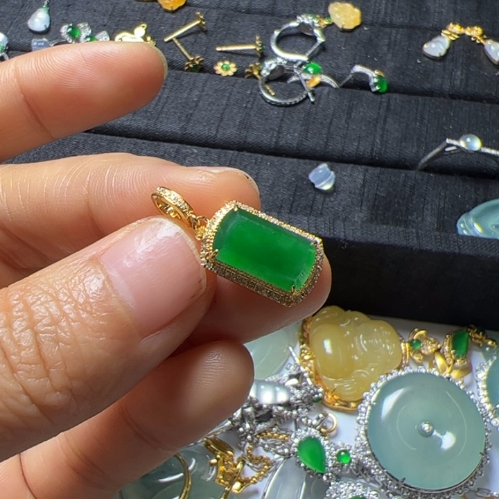 翡翠吊坠(不含链)18K金镶嵌翡翠吊坠项链