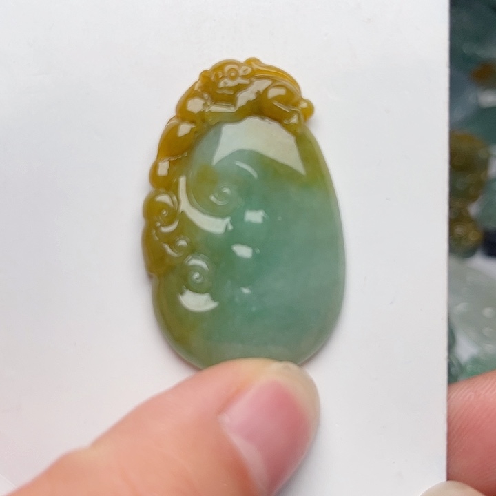 翡翠颈饰未镶嵌如意