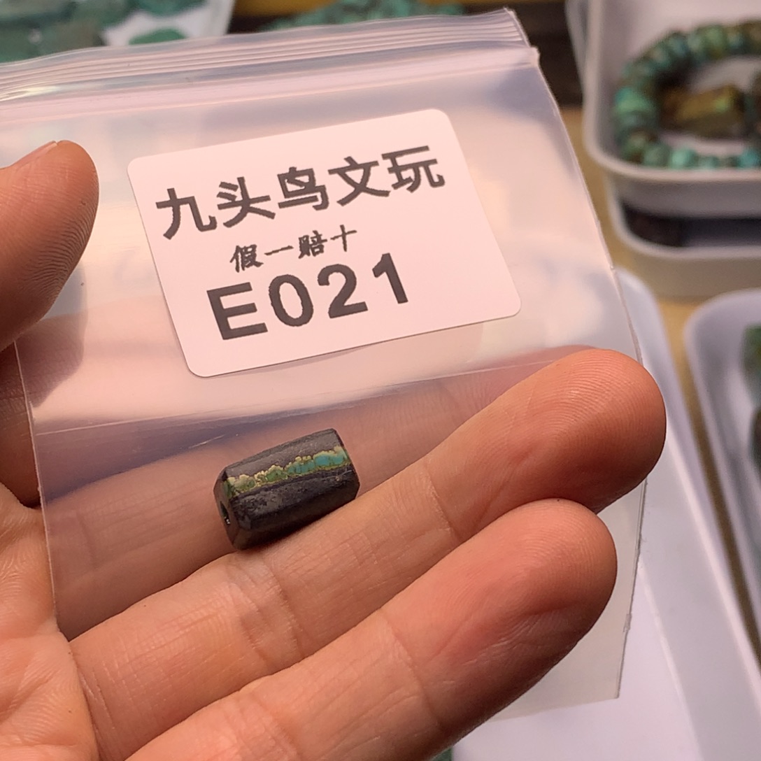 浅****天然辰砂原矿绿松方糖饰品