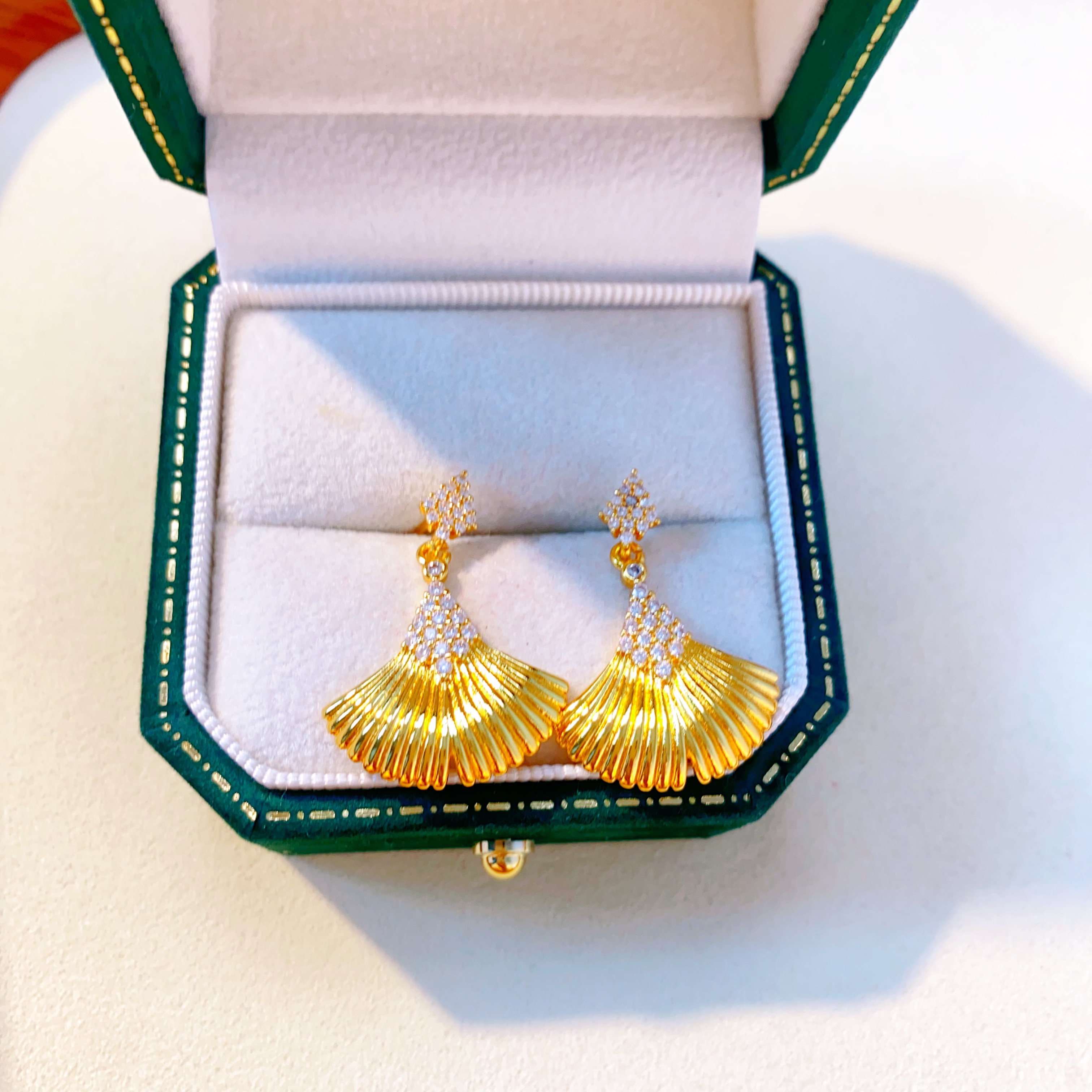 40192金色精美小裙子耳钉