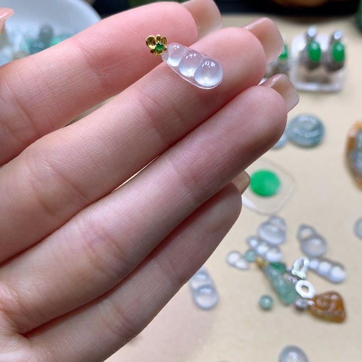 翡翠18K金镶嵌颈饰豆子