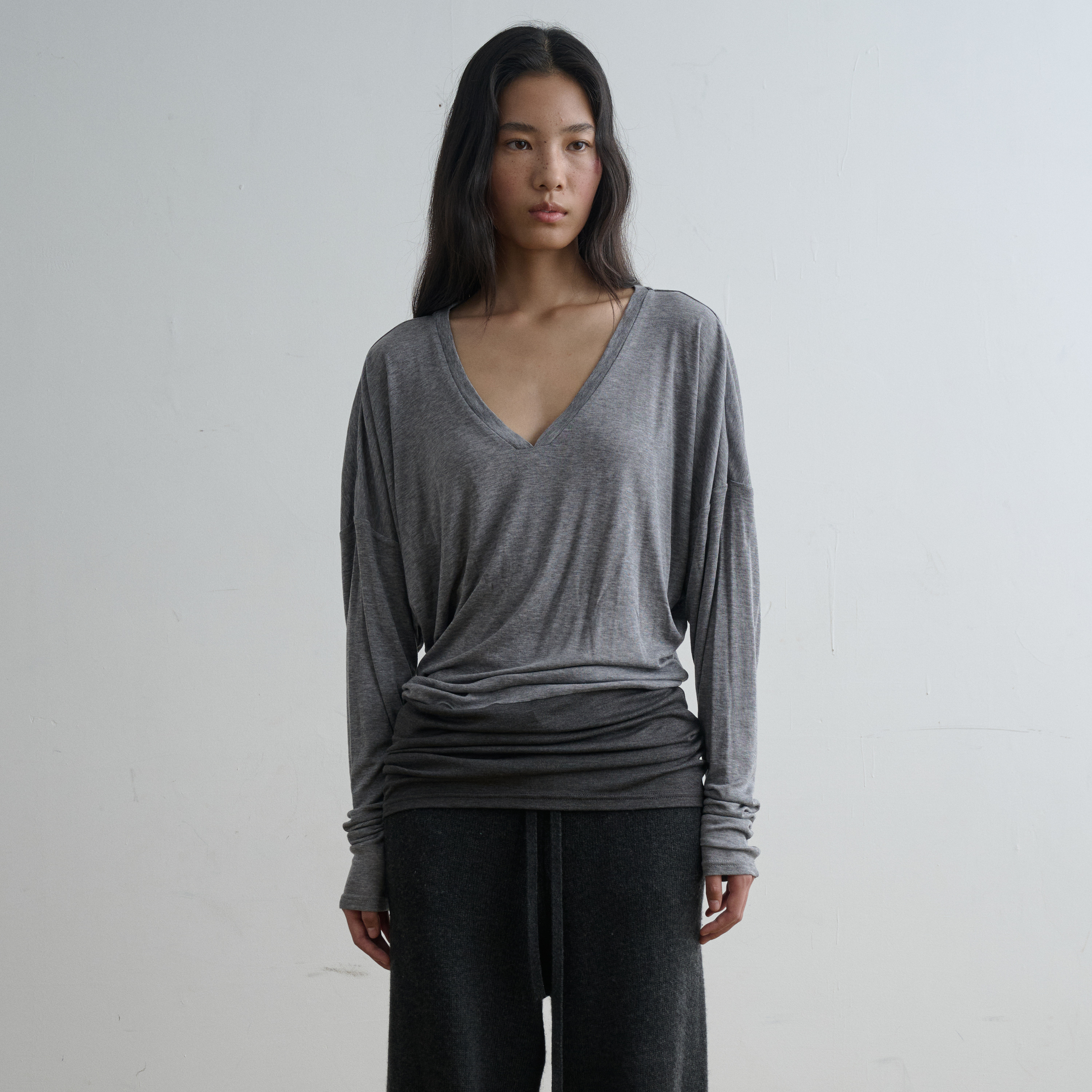 introutro天丝羊毛V领下摆撞色长袖T恤