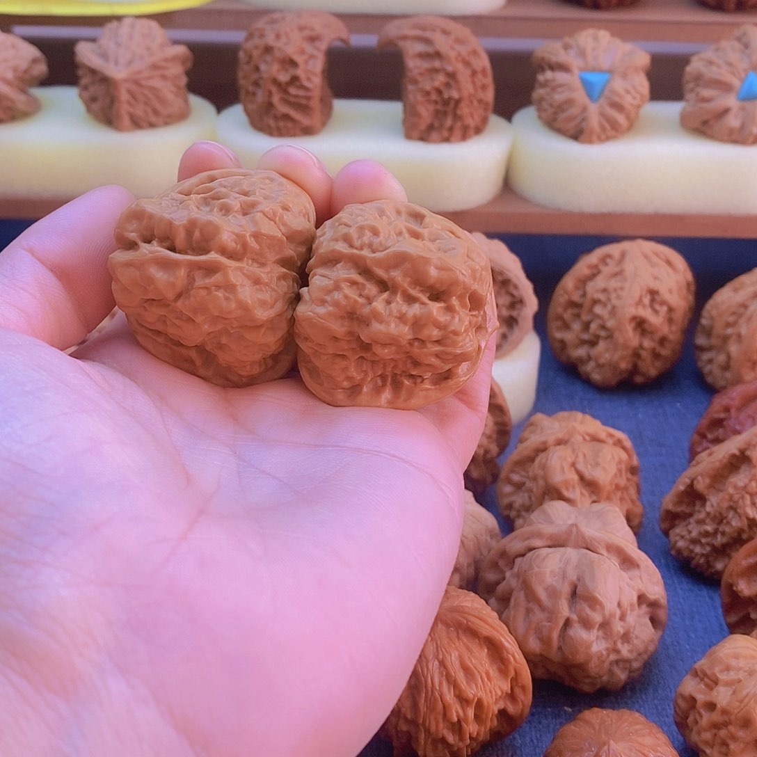 41蛤蟆头文玩核桃打底