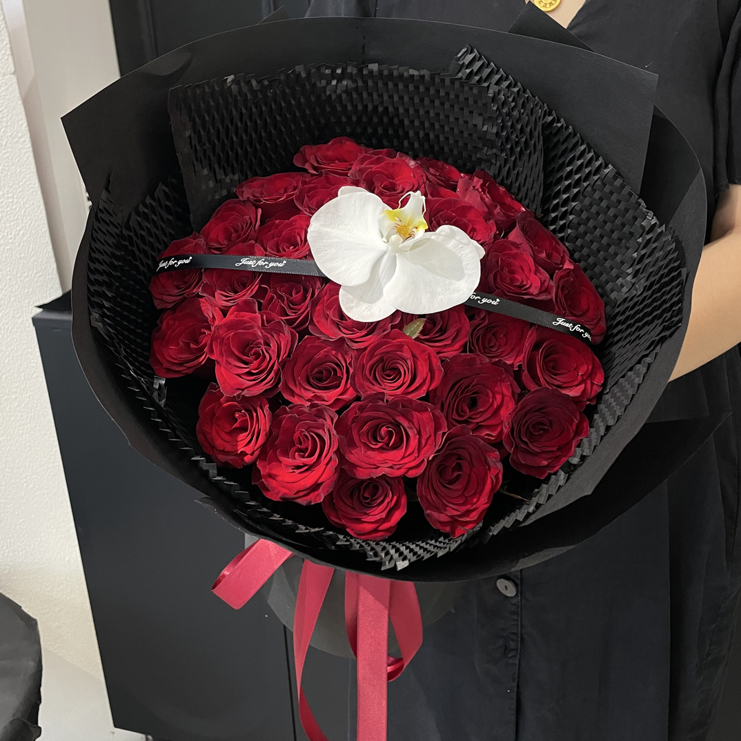 33朵红玫瑰加蝴蝶兰花束