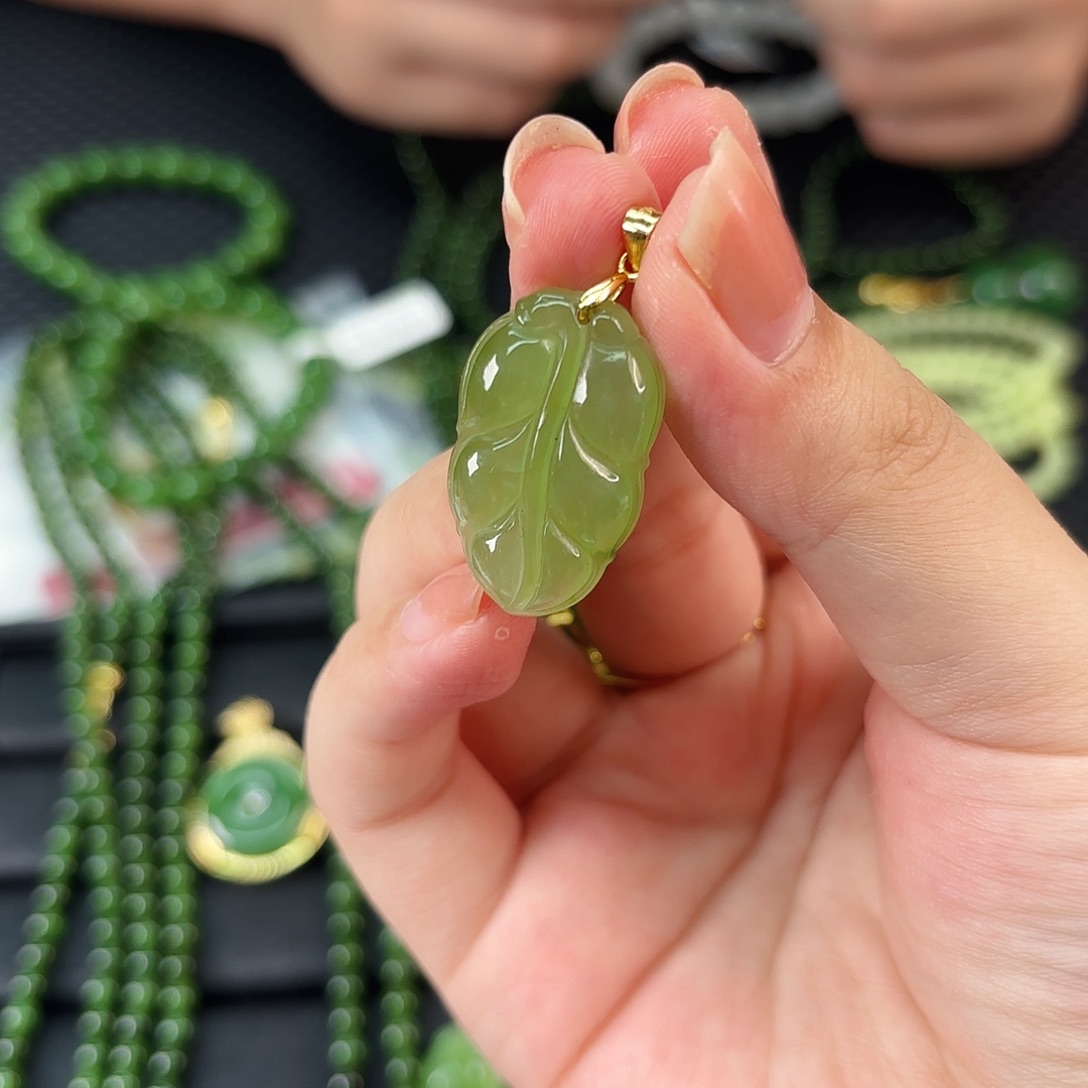 和田玉银S925镶嵌颈饰果冻底叶子