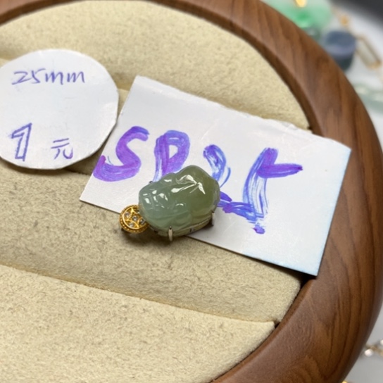 翡翠颈饰未镶嵌翡翠